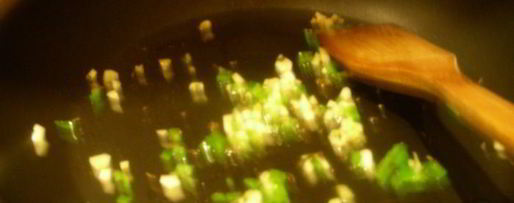 Шаг 1: шампиньонов со шпинатом, сливками и чили