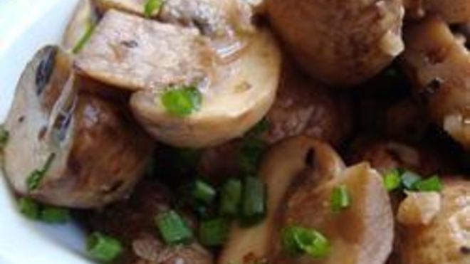 Рецепт Шампиньонов, тушенных с белым вином и чесноком