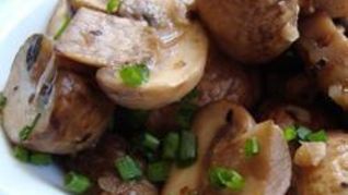 Рецепт Шампиньонов, тушенных с белым вином и чесноком