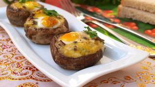 Рецепт Шампиньонов запеченных с перепелиными яйцами