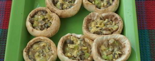 Шаг 1: шампиньонов запеченных с перепелиными яйцами