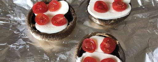 Шаг 2: шампиньонов, запеченных с сыром и помидорами