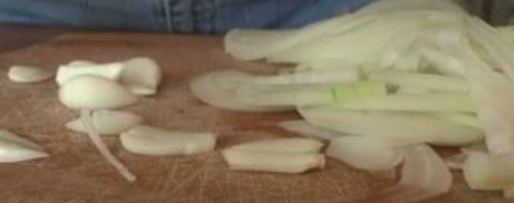 Шаг 1: жареных грибов лисички с чесноком в сливочном масле