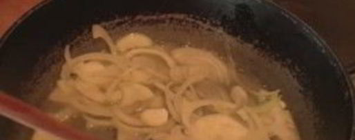 Шаг 2: жареных грибов лисички с чесноком в сливочном масле