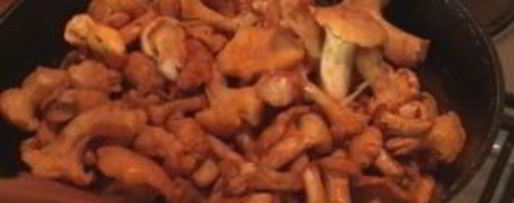 Шаг 3: жареных грибов лисички с чесноком в сливочном масле