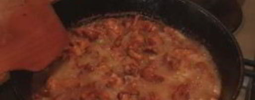 Шаг 4: жареных грибов лисички с чесноком в сливочном масле