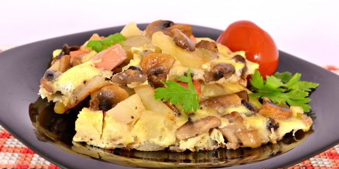 Рецепт жареных шампиньонов с картофелем, сосисками и яйцом