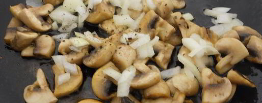 Шаг 1: жареных шампиньонов с картофелем, сосисками и яйцом