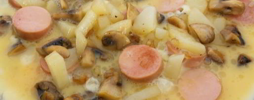 Шаг 4: жареных шампиньонов с картофелем, сосисками и яйцом