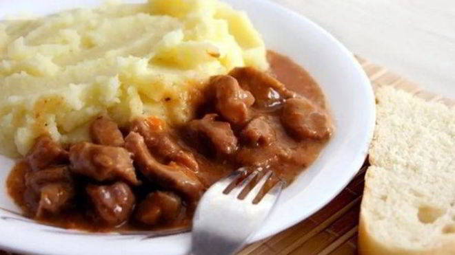 Рецепт Гуляша из говядины с пюре и подливой