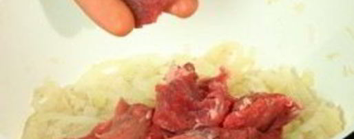 Шаг 1: гуляша из говядины с томатной пастой