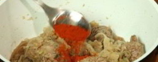 Шаг 2: гуляша из говядины с томатной пастой