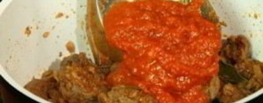 Шаг 3: гуляша из говядины с томатной пастой