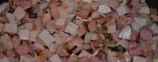 Шаг 3: гуляша из колбасы