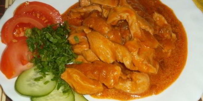 Рецепт гуляша из куриного филе с овощами и сметаной