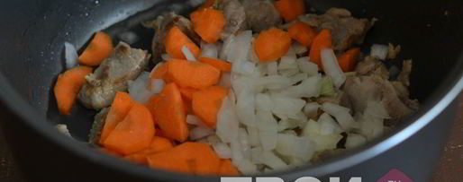 Шаг 2: гуляша из свинины в мультиварке