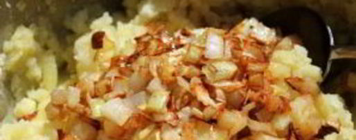 Шаг 3: картофельного пюре с жареным луком