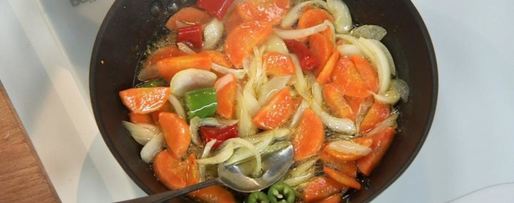 Шаг 2: фалафеля в лаваше с соусом барбекю и салатным миксом