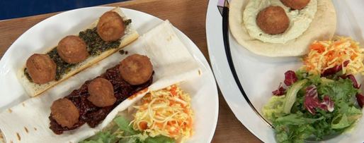 Шаг 8: фалафеля в лаваше с соусом барбекю и салатным миксом