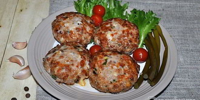 Рецепт котлет по-сербски с грудинкой и сыром