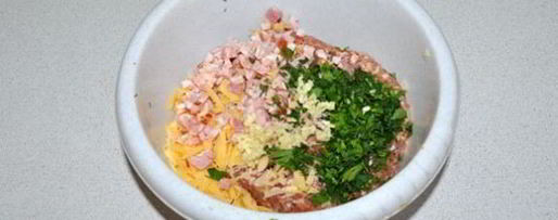 Шаг 1: котлет по-сербски с грудинкой и сыром