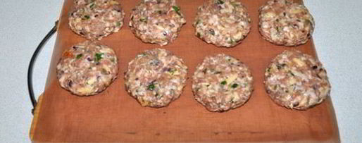 Шаг 2: котлет по-сербски с грудинкой и сыром