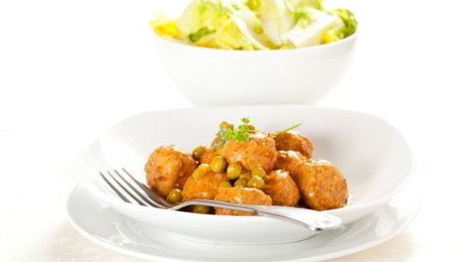 Рецепт Куриных котлеток в винном соусе с грибами и горошком