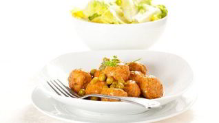 Рецепт Куриных котлеток в винном соусе с грибами и горошком