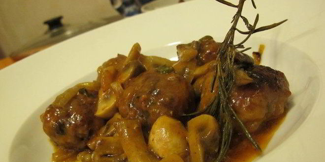 Рецепт мини-котлеток в томатном соусе с розмарином и грибами