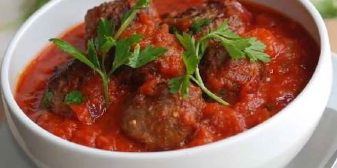 Рецепт пряных мясных котлет в томатном соусе