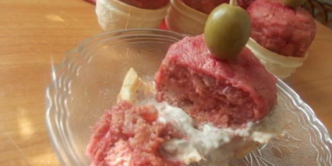 Рецепт розовых котлеток под сливочно-грибным соусом