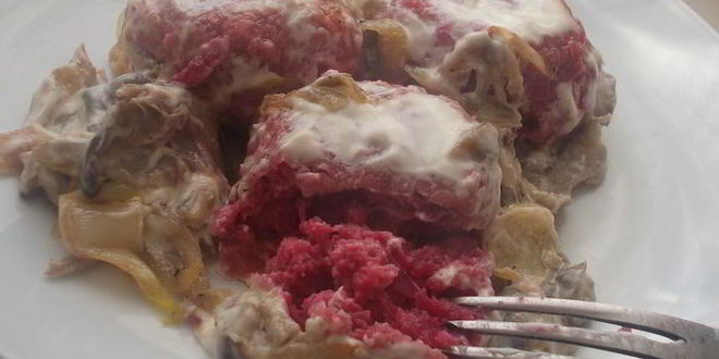 Рецепт розовых котлеток под сливочно-грибным соусом