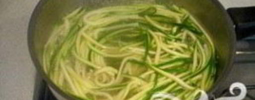 Шаг 2: лапши тальятелле с цукини и ветчиной