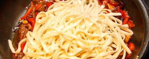 Шаг 6: лапши удон с говядиной