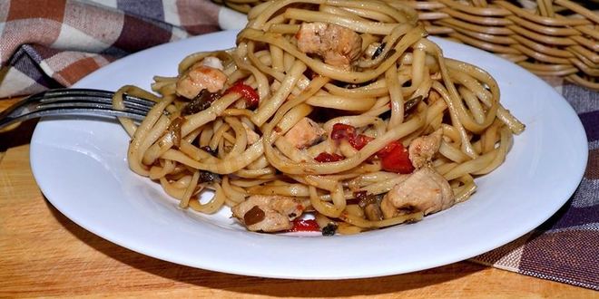 Рецепт лапши удон с курицей, грибами и овощами