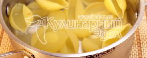 Шаг 4: фаршированных ракушек с грибами и ветчиной