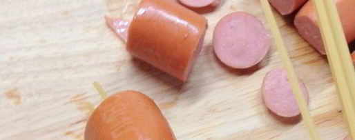 Шаг 1: макарон с сосисками осьминожки