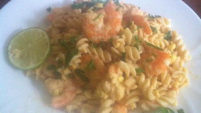 Рецепт Пасты Фузилли по-индийски с креветками и яйцом