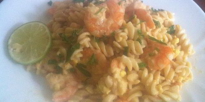 Рецепт пасты фузилли по-индийски с креветками и яйцом