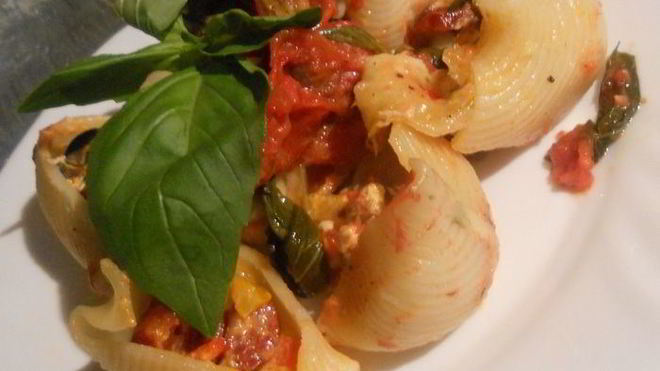 Рецепт Пасты ракушки с колбасками, сладким перцем и маслинами