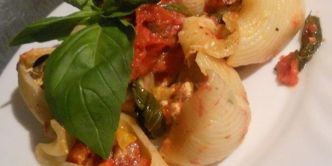 Рецепт пасты ракушки с колбасками, сладким перцем и маслинами