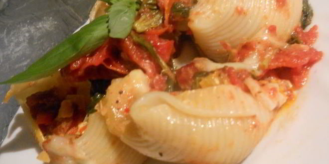 Рецепт пасты ракушки с колбасками, сладким перцем и маслинами