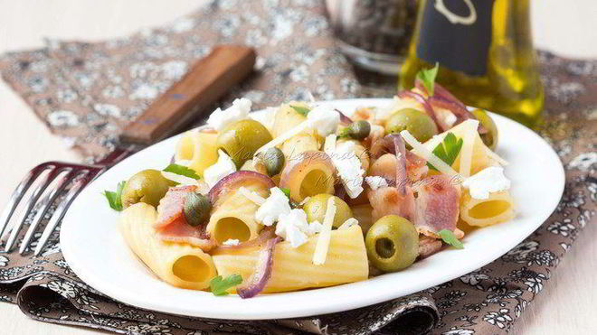 Рецепт Пасты с оливками, беконом и фетой