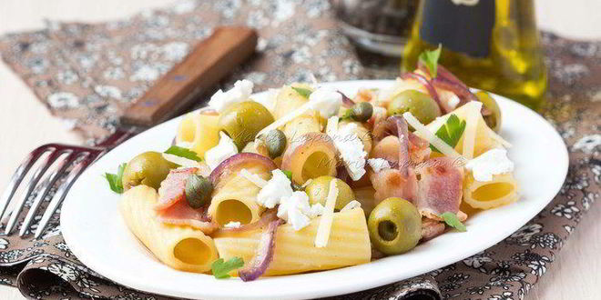 Рецепт пасты с оливками, беконом и фетой