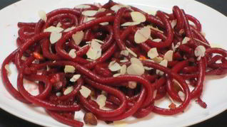 Рецепт Пасты с орехами и свекольным соком