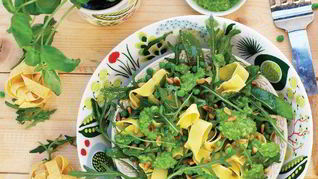 Рецепт Пасты с песто, кедровыми орешками и рукколой