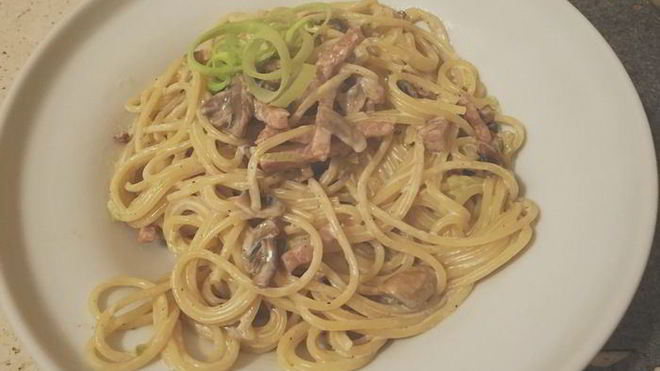 Рецепт Сливочной пасты с пореем, ветчиной и грибами