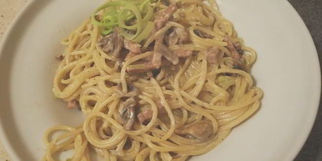 Рецепт сливочной пасты с пореем, ветчиной и грибами