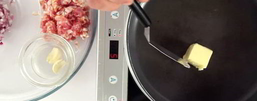 Шаг 1: спагетти карбонара с красным луком