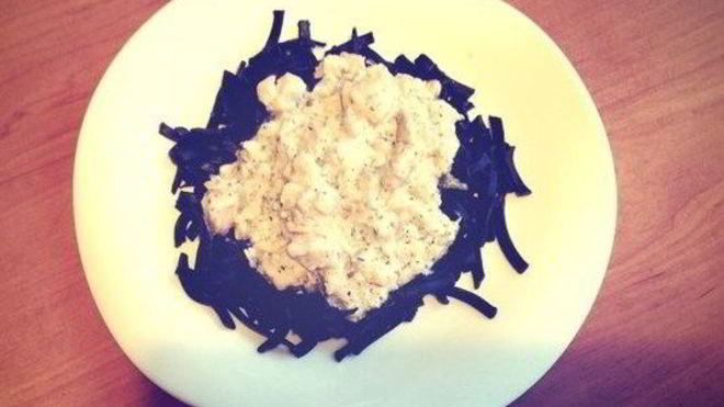 Рецепт Спагетти с чернилами каракатицы и лососем